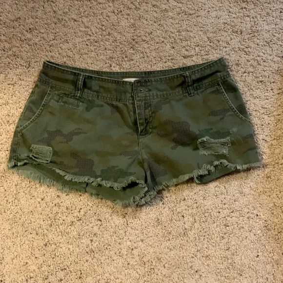 🎈Women’s (junior) distressed Mossimo Camo Shorts - Picture 1 of 5